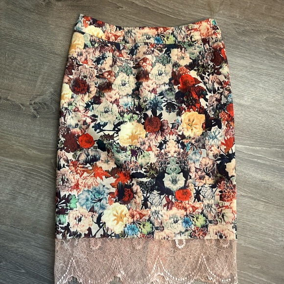 Gracia Multicolor Floral Pencil Skirt with Lace Hem - Picture 3 of 5